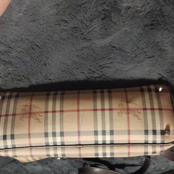 Burberry shoulder bag large tote style. - Picture 5 of 8